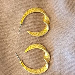 MATTE GOLD TONE EARRINGS